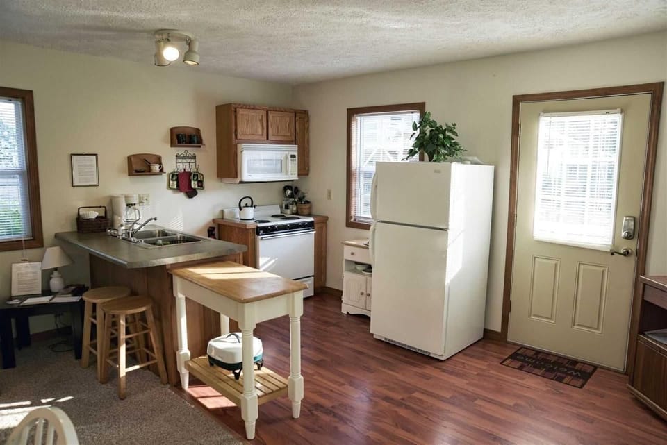 cutbow20cabin20-20kitchen202