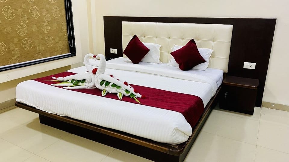 Suite Room | Desk, laptop workspace, iron/ironing board (on request), WiFi (free)