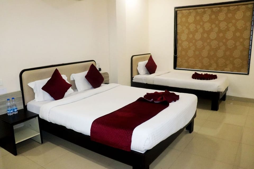 Suite Room | Desk, laptop workspace, iron/ironing board (on request), WiFi (free)
