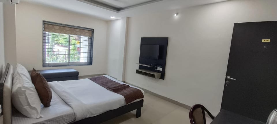 Deluxe Room | Desk, laptop workspace, iron/ironing board (on request), WiFi (free)