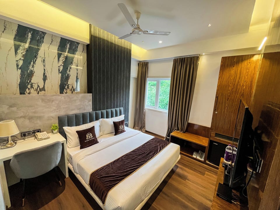 Luxury Room, City View | Desk, laptop workspace, iron/ironing board (on request), WiFi (free)