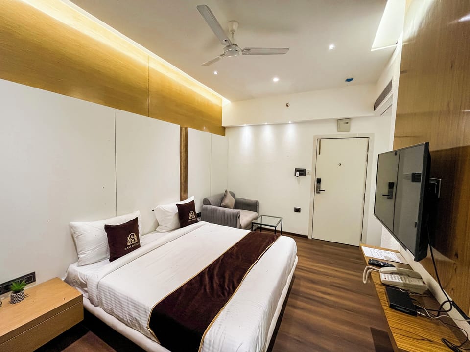 Deluxe Room | Desk, laptop workspace, iron/ironing board (on request), WiFi (free)