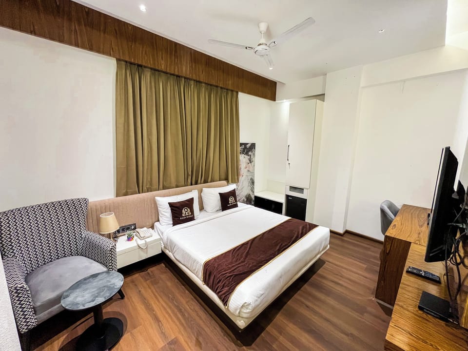 Deluxe Room | Desk, laptop workspace, iron/ironing board (on request), WiFi (free)
