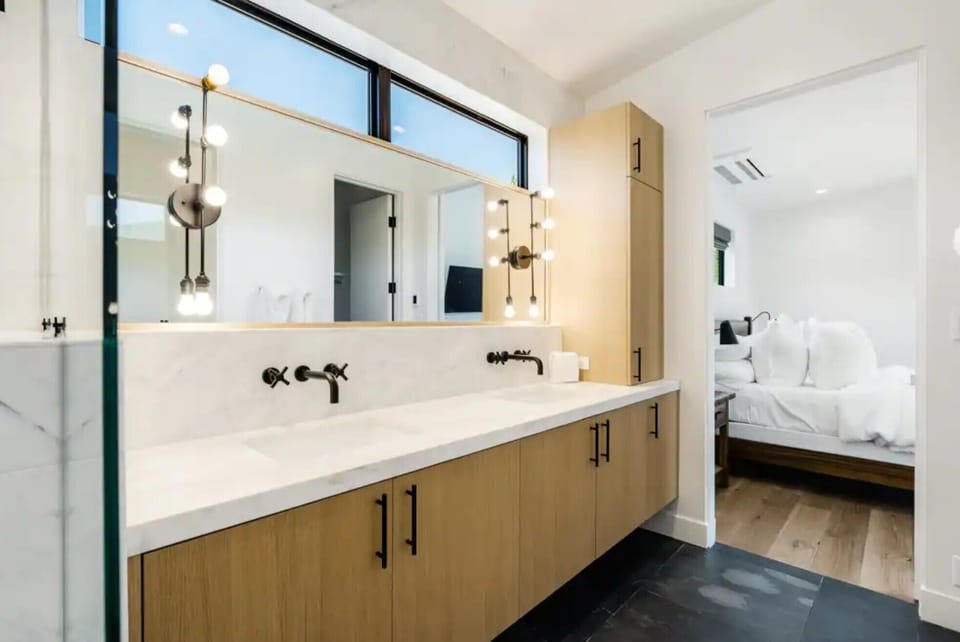 Double vanity en suite bath for Primary King