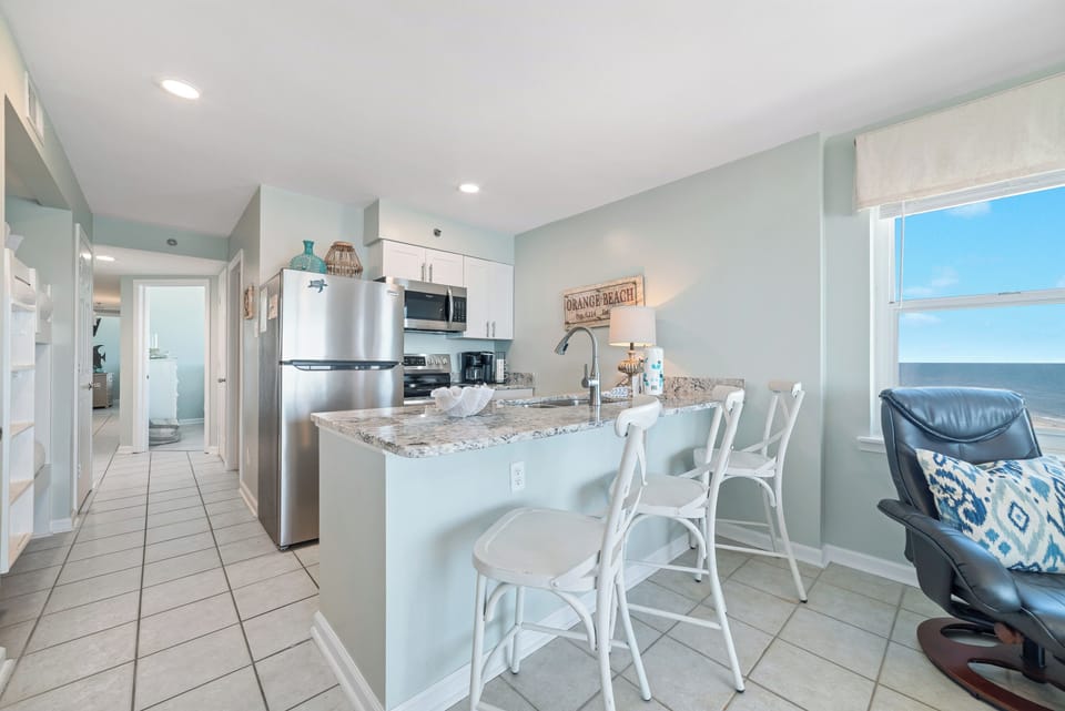 Breakfast bar and kitchen