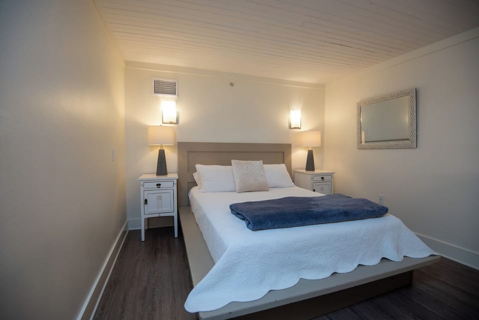 Queen Bed in Loft Bedroom 1
