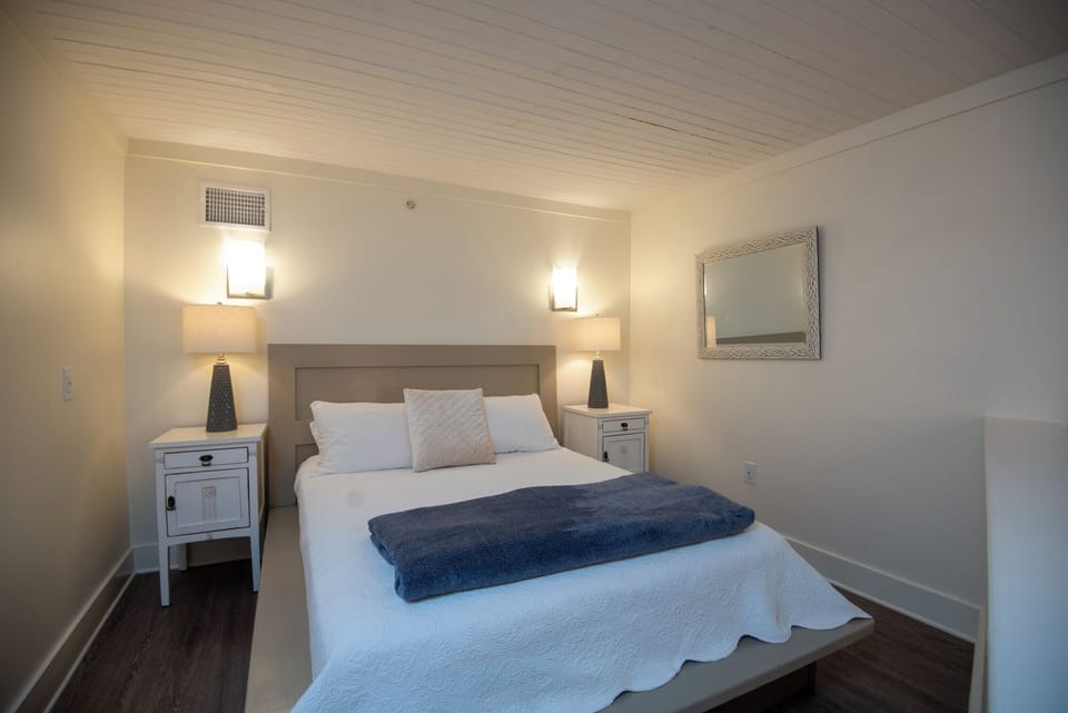Queen Bed in Loft Bedroom 1