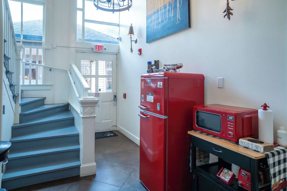 Kitchenette20bottom20stairs2C20fridge20door