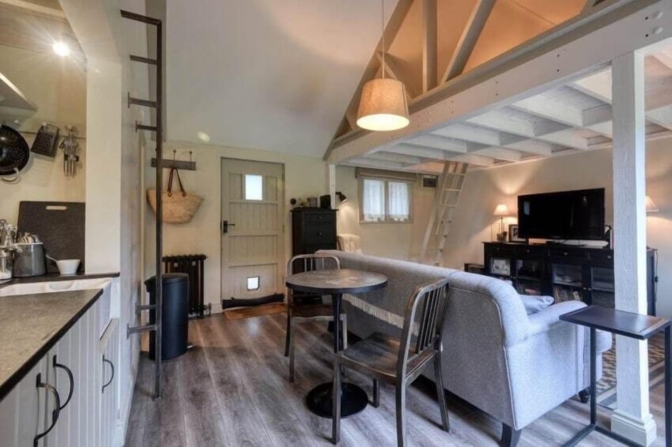 The Cabin: Dining & Kitchenette 