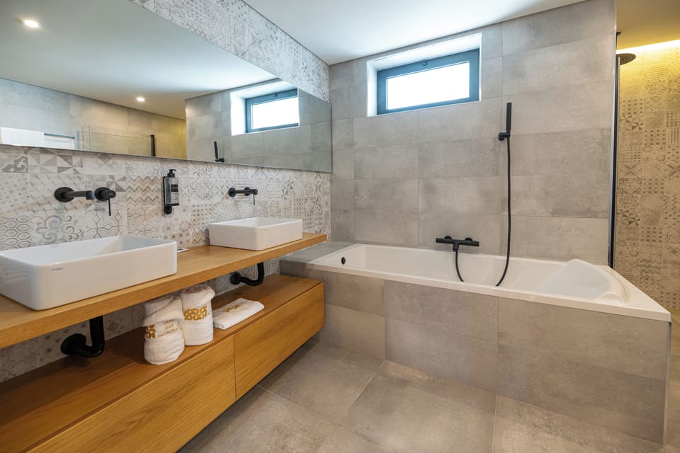 Deluxe Suite | Bathroom | Shower, hair dryer, towels, soap