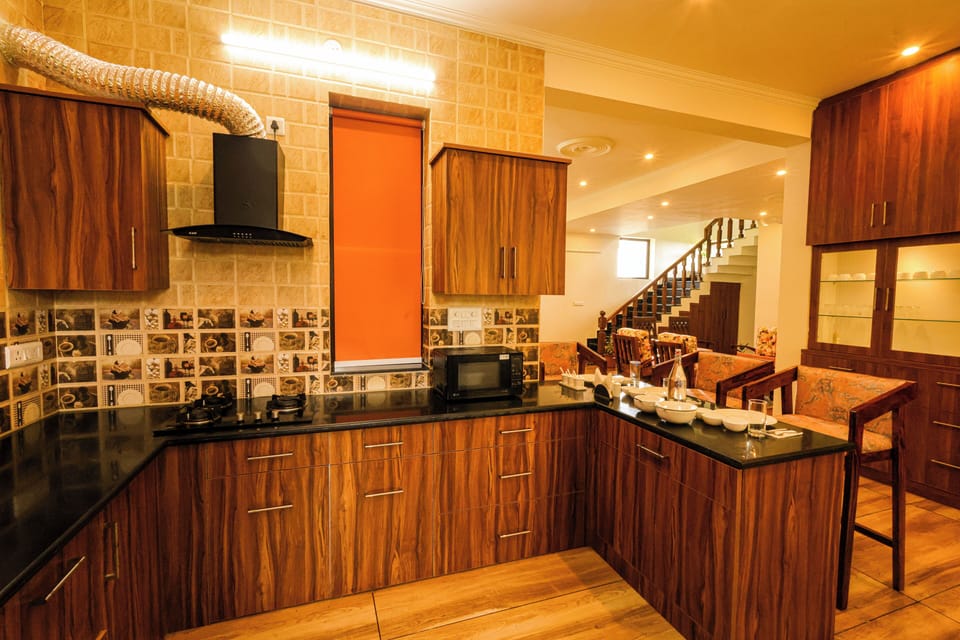 Deluxe House | Dining room