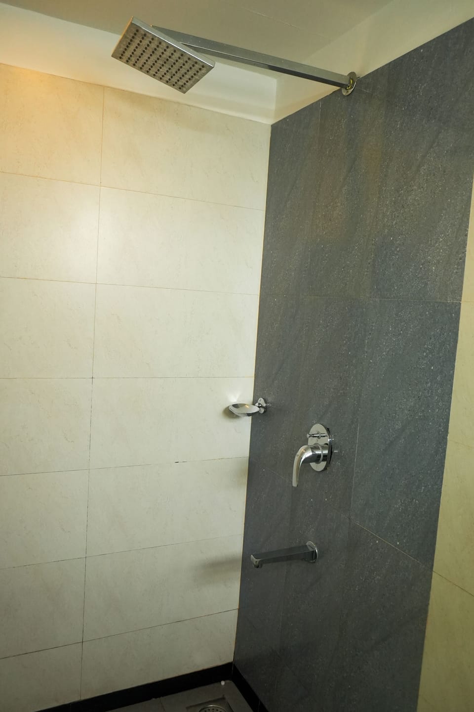 Shower, rainfall showerhead, free toiletries, towels