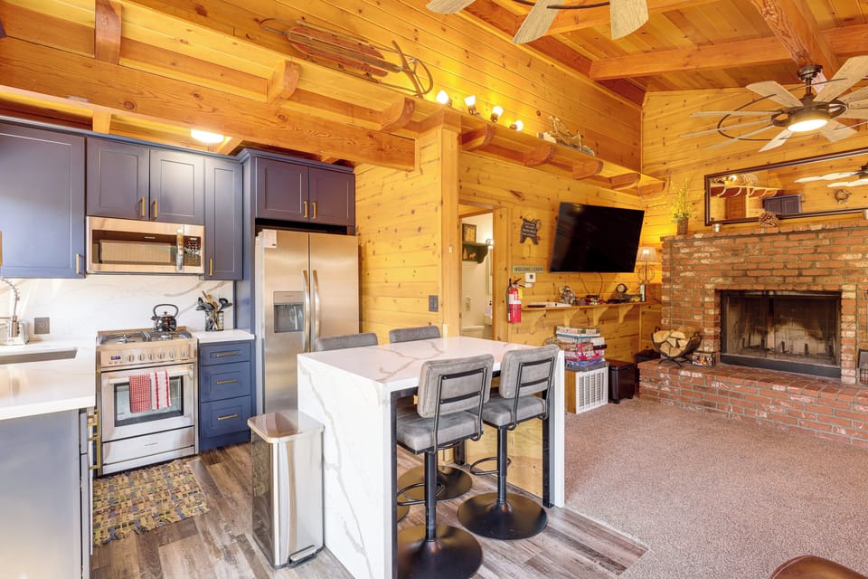 Kitchen | Main Level | Dual Drip/Single-Serve Coffee Maker | Dishwasher