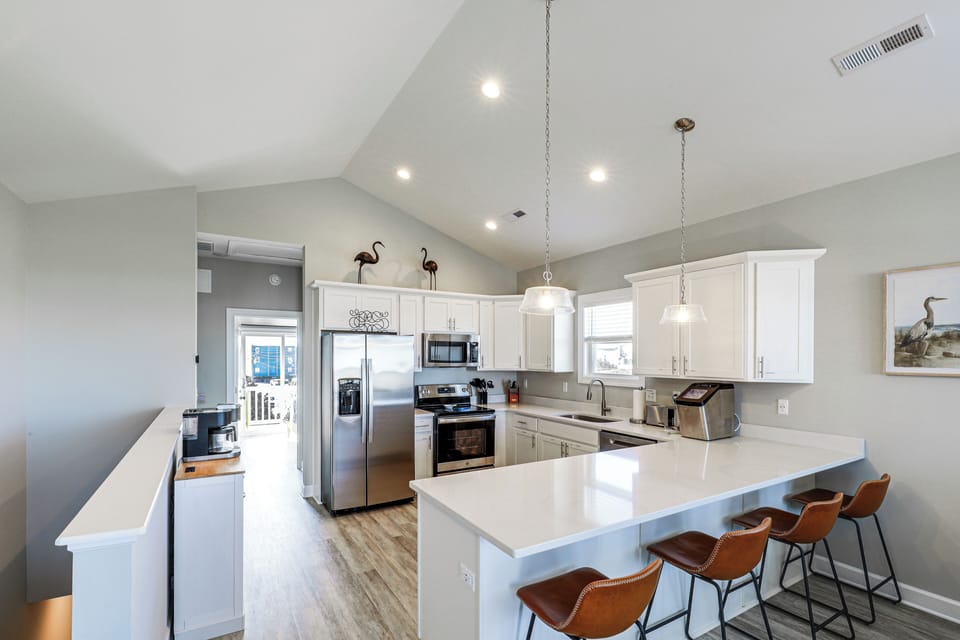 Kitchen | Dishwasher | Drip/Keurig Coffee Maker | 2nd Floor