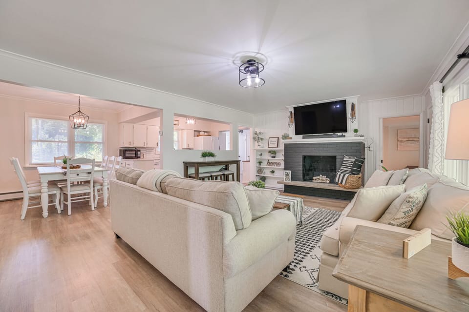 Living Room | Free WiFi | Central Heating | Smart TV | Main Level