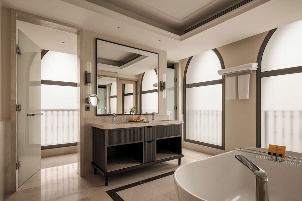 Presidential Suite | Bathroom | Separate tub and shower, free toiletries, hair dryer, bathrobes
