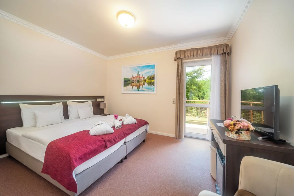 Superior Double Room, Garden View | In-room safe, desk, soundproofing, WiFi (free)