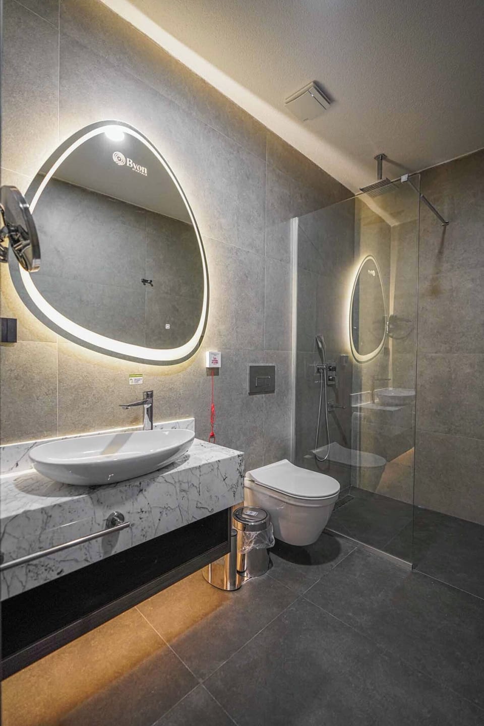 Standard Suite | Bathroom | Eco-friendly toiletries, hair dryer, slippers, towels