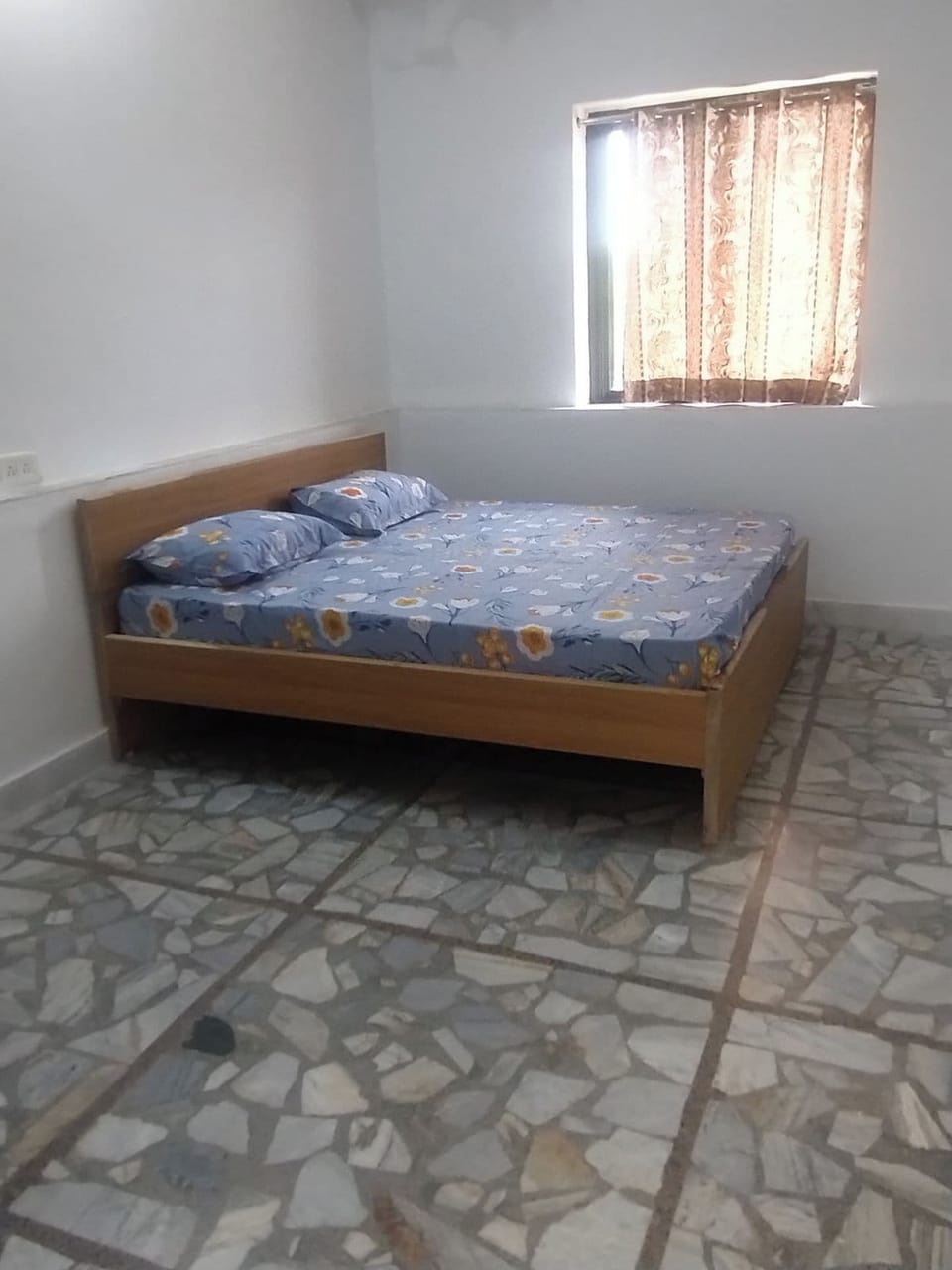 Standard Room, Mountain View | Desk, WiFi (free), bed sheets