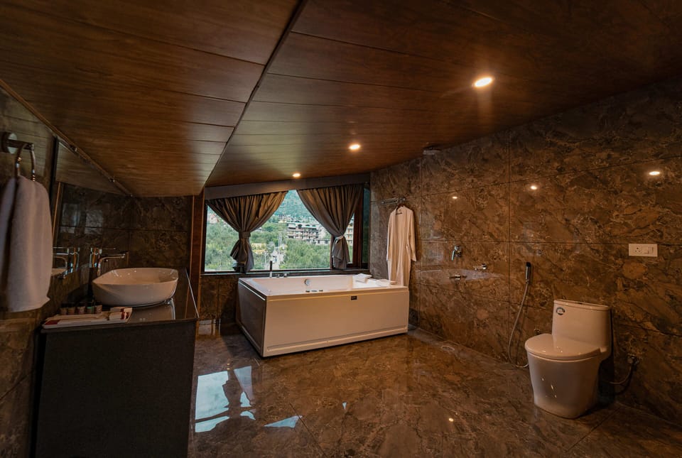 Luxury Room, Balcony | Bathroom | Shower, towels, soap, shampoo
