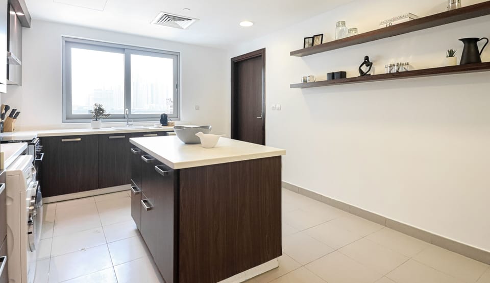 Deluxe Apartment, Balcony, Sea View | Private kitchen | Fridge, microwave, oven, stovetop