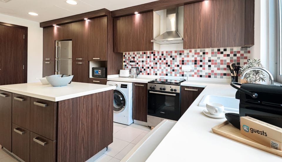 Deluxe Apartment, Balcony, Sea View | Private kitchen | Fridge, microwave, oven, stovetop