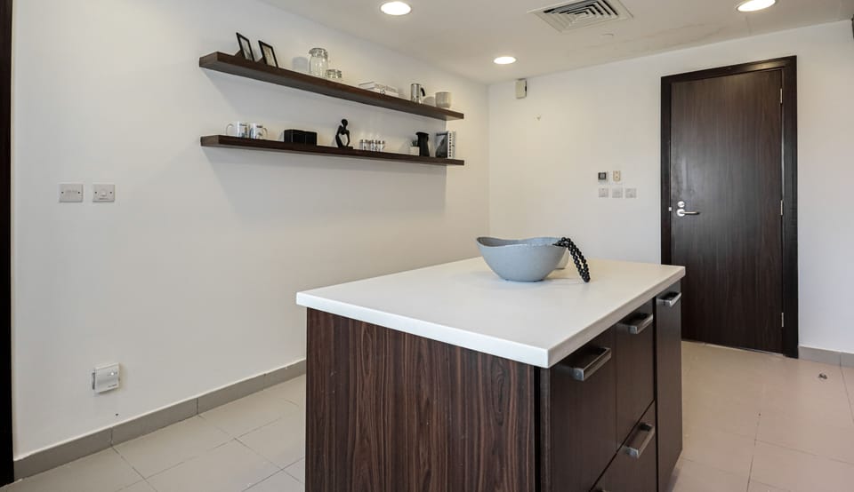 Deluxe Apartment, Balcony, Sea View | Private kitchen | Fridge, microwave, oven, stovetop