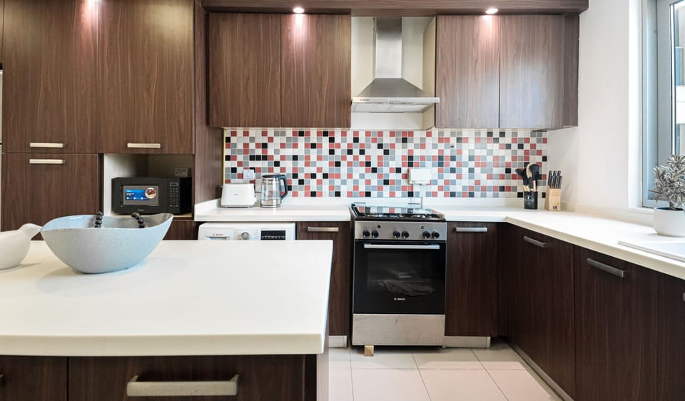 Deluxe Apartment, Balcony, Sea View | Private kitchen | Fridge, microwave, oven, stovetop