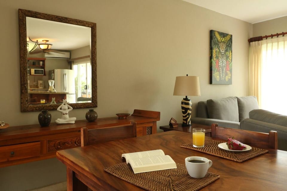 Comfortable dining table in the condo’s open-plan living area, perfect for family meals or gatherings during your Langosta Beach vacation in Tamarindo.