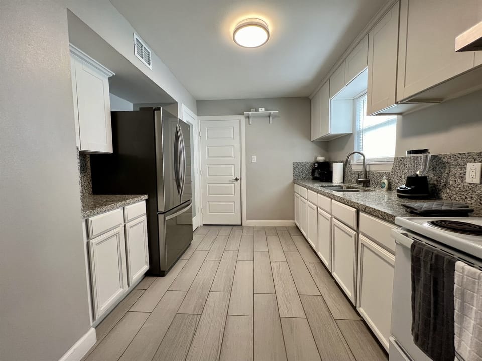 Fully Functional Kitchen with all the necessities!