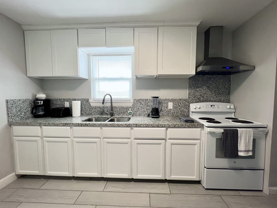 Fully Functional Kitchen with all the necessities!