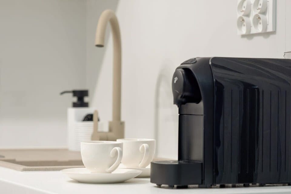 Kitchenette detail with coffee machine and elegant accessories, creating a cozy and modern atmosphere in the apartment.