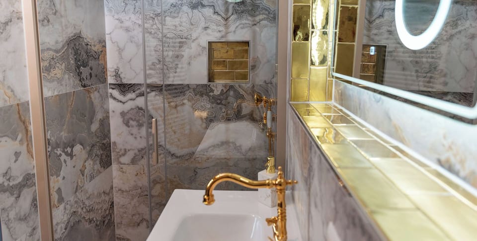 Superior Double Room, Non Smoking, Private Bathroom | Bathroom | Shower, rainfall showerhead, hair dryer, slippers