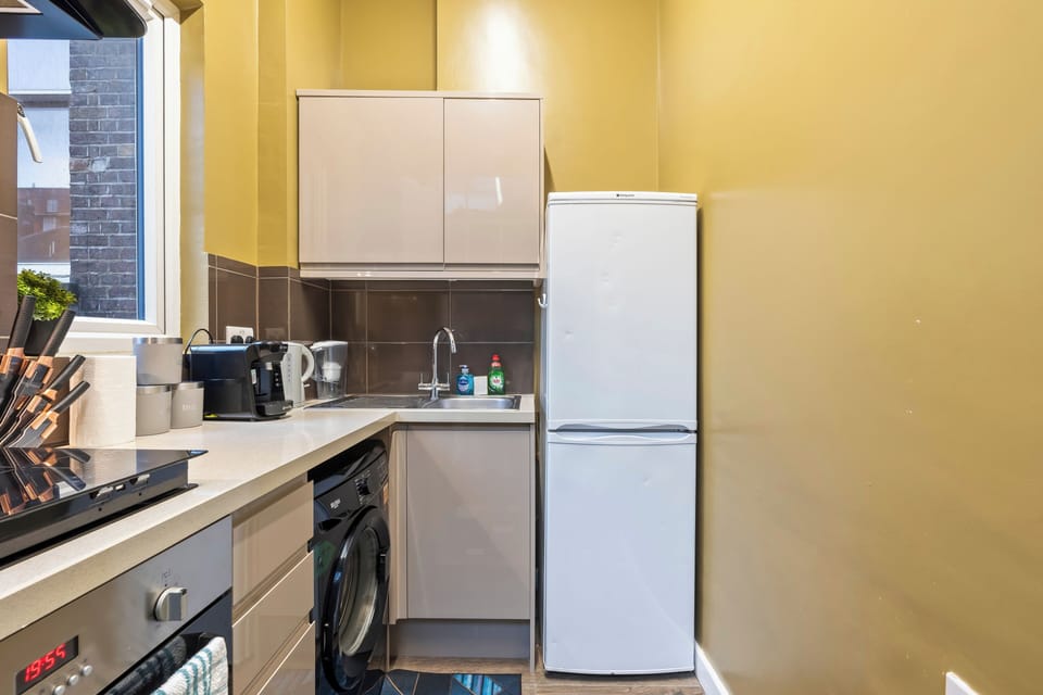 Apartment | Private kitchen | Fridge, microwave, oven, stovetop