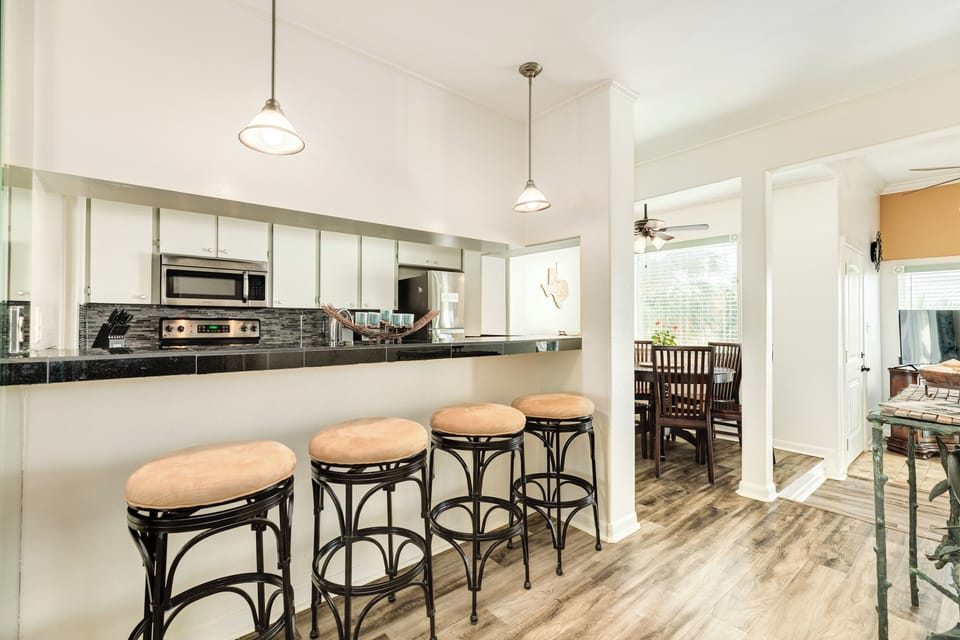 Additional seating for 4 more at the breakfast bar