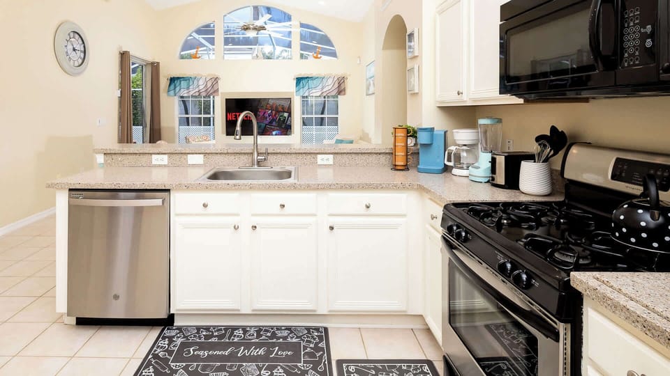 House, Multiple Beds, Pool Access, Pool View (Beachy Retreat) | Private kitchen | Fridge, microwave, oven, stovetop