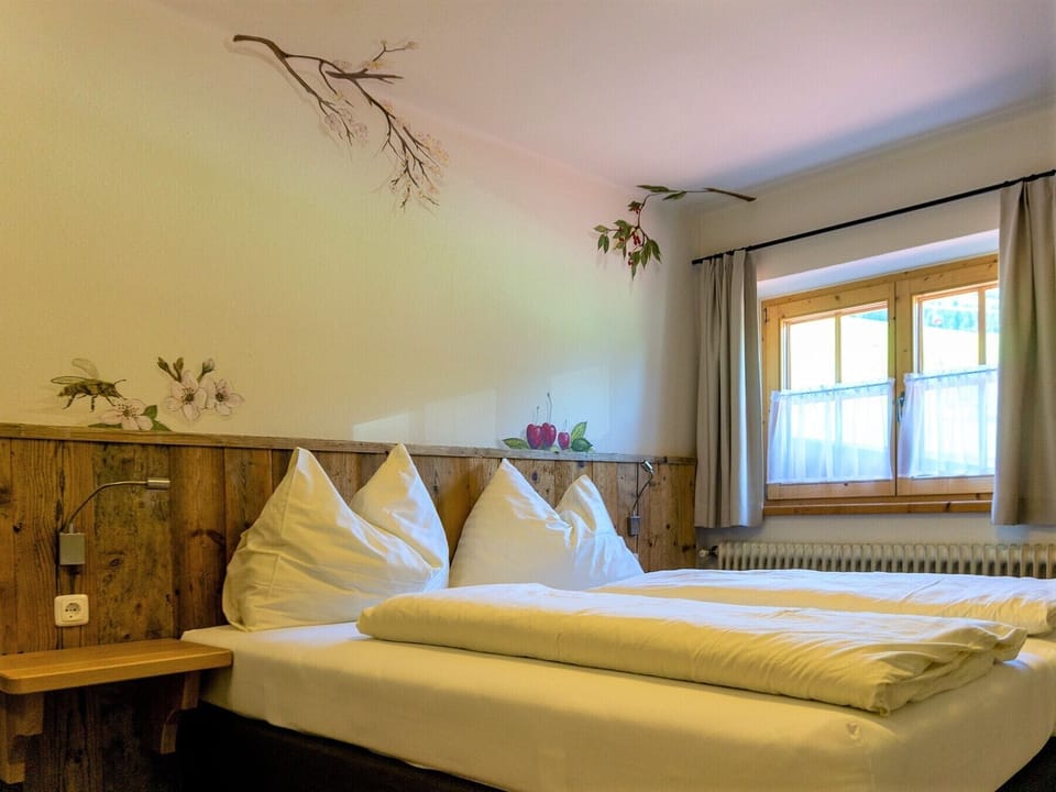 Premium bedding, in-room safe, blackout drapes, cribs/infant beds