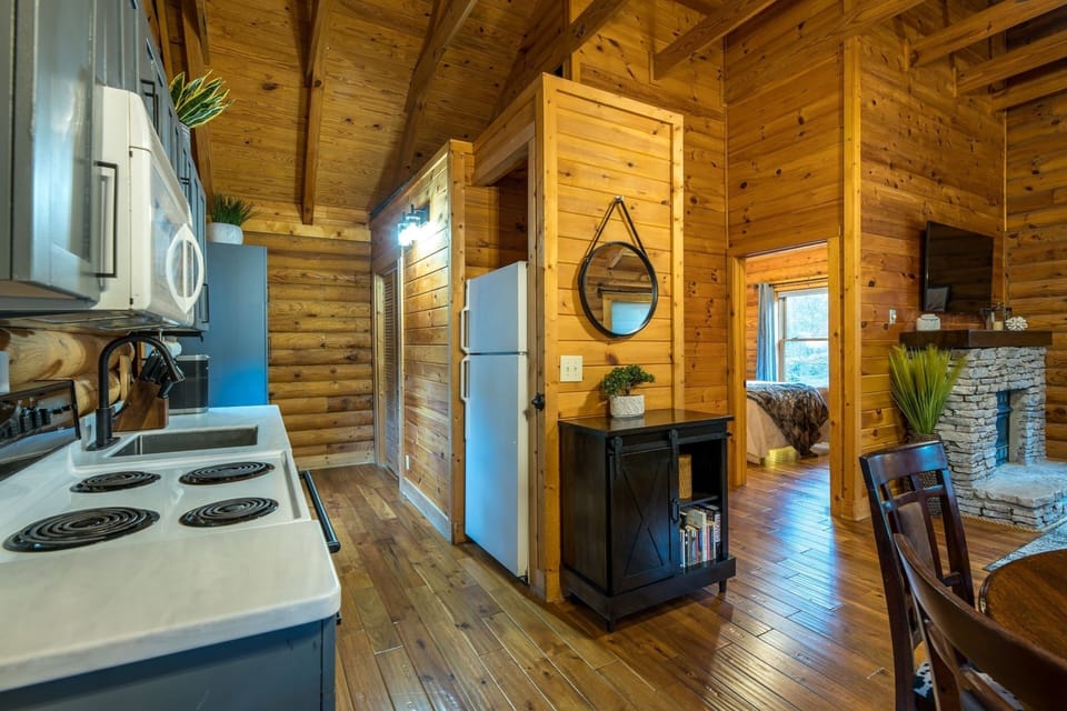 Cabin, 2 Bedrooms | Private kitchen | Fridge, oven, coffee/tea maker, toaster