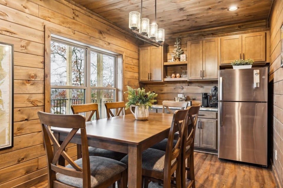 Cabin, 5 Bedrooms | Dining