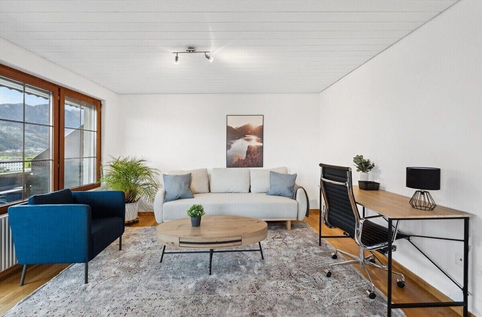 Schlafsofa und gemütlicher Sessel