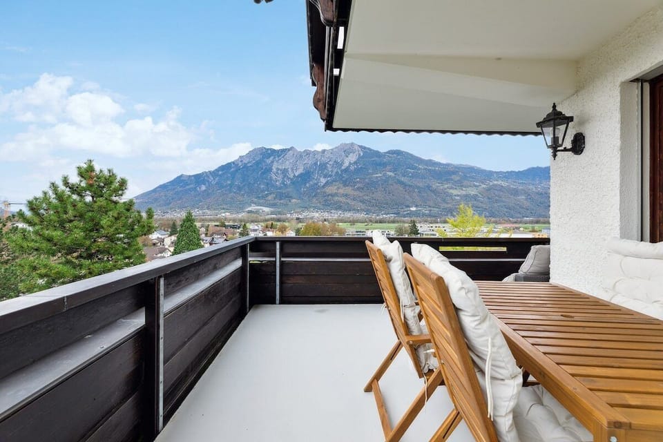 Riesiger Balkon mit Essbereich