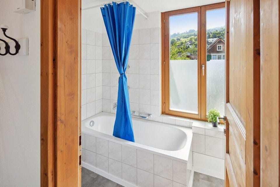 Badezimmer mit Badewanne