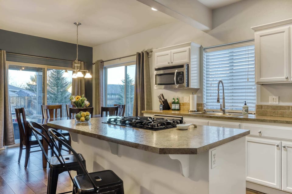 House, Multiple Beds, Patio, Garden View (Bend's Artful Adventure) | Private kitchen | Fridge, microwave, oven, stovetop