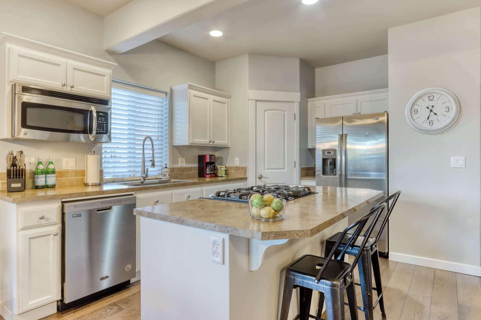 House, Multiple Beds, Patio, Garden View (Bend's Artful Adventure) | Private kitchen | Fridge, microwave, oven, stovetop