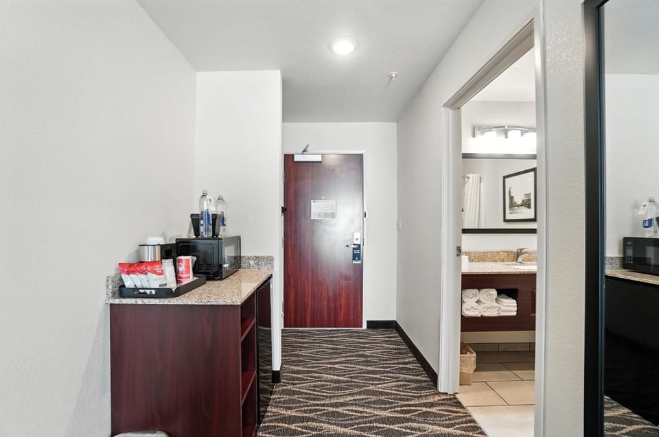 Desk, laptop workspace, iron/ironing board, free WiFi