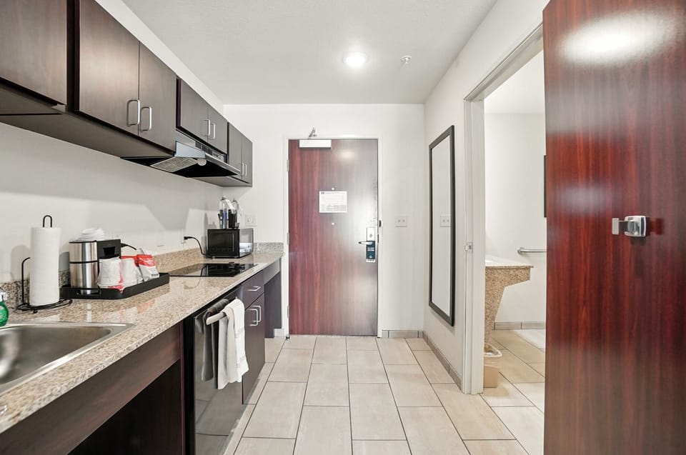 Desk, laptop workspace, iron/ironing board, free WiFi