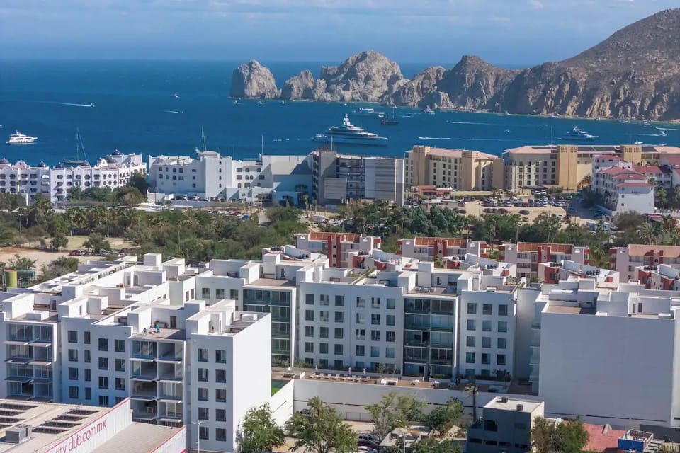 Great location! Five min walk to the beach and the marina