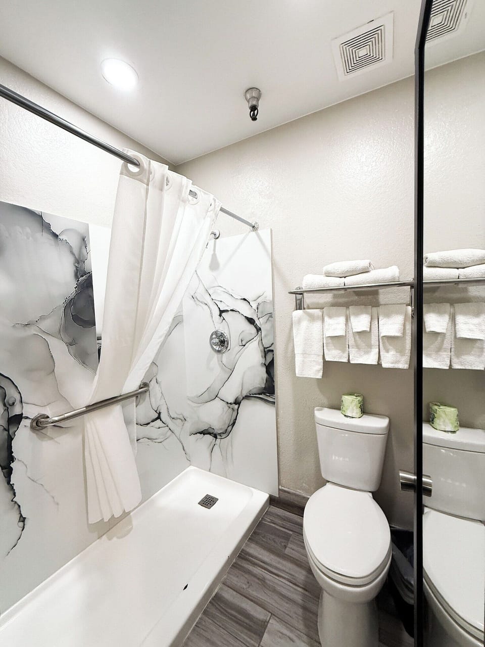 Combined shower/tub, towels