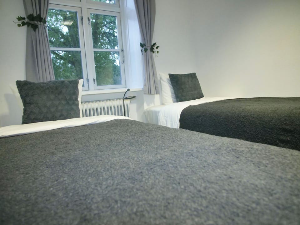 Room | Desk, free WiFi, bed sheets