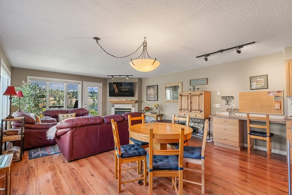 Dining area with seating for 6.